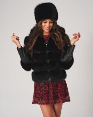 Futro naturalne w czarnym kolorze z skórzanymi rękawami, ozdobione puszystym kołnierzem i kapturkiem