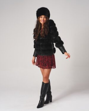 Czarna kurtka skórzana damska z futrzanym kołnierzem i rękawami, stylowy dodatek do zimowej stylizacji