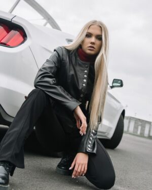 Kurtka skórzana damska w czarnym kolorze z guzikami i prostym krojem, idealna na zimowe dni