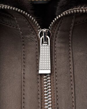 Kożuch damski w odcieniu brązu z metalowym zamkiem i delikatnym futerkiem przy kołnierzu