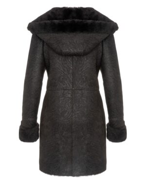 Czarny kożuch damski z kapturem i futrzanym wykończeniem, o klasycznym kroju i eleganckim wyglądzie