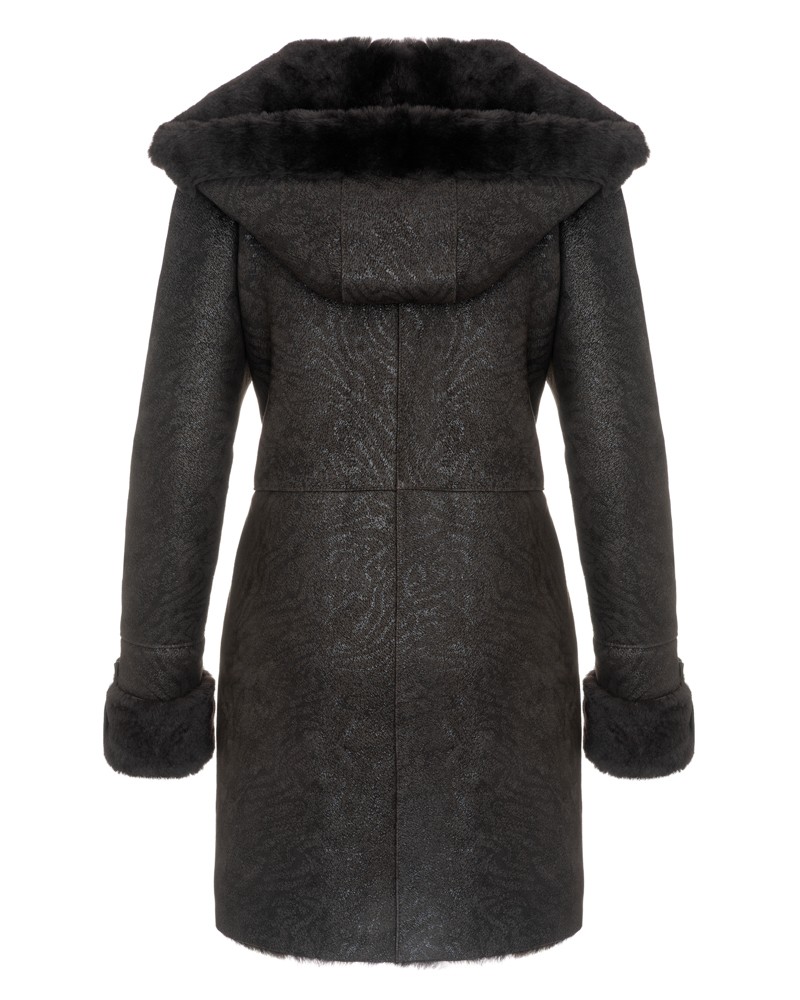 Czarny kożuch damski z kapturem i futrzanym wykończeniem, o klasycznym kroju i eleganckim wyglądzie