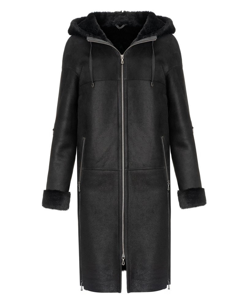 Czarny kożuch damski z kapturem, zapinany na zamek, z futrzanymi mankietami i klasycznym krojem