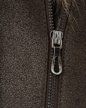 Kożuch damski w ciemnym brązie z metalowym zamkiem błyskawicznym i teksturowanym materiałem