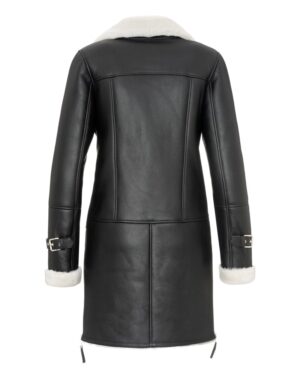 Kożuch damski z białym futrzanym kołnierzem i regulowanymi mankietami