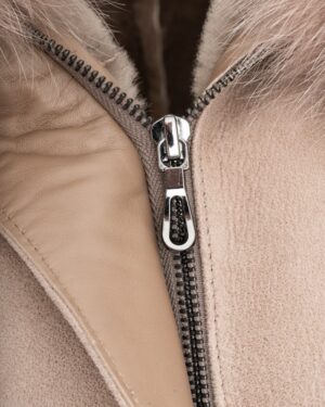 Kożuch damski w delikatnym odcieniu beżu z futrzanym kołnierzem i metalowym zamkiem błyskawicznym