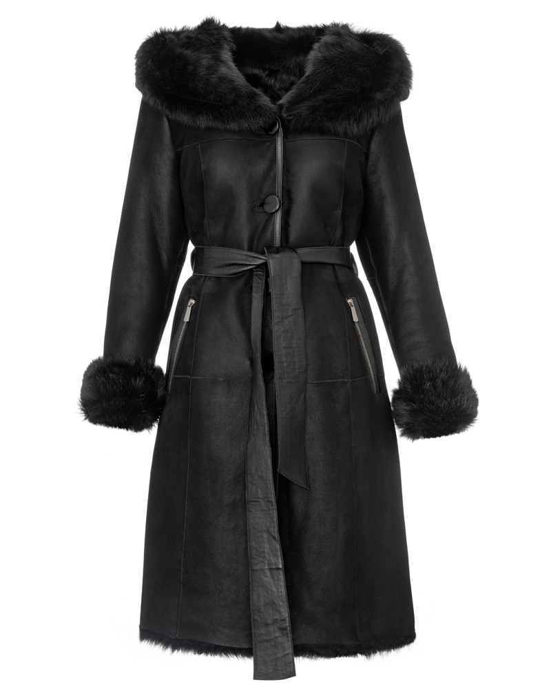 Czarny kożuch damski z futrzanym kołnierzem i paskiem, z zamkami po bokach i puszystymi mankietami