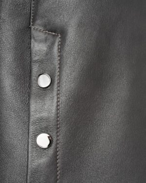 Kożuch damski z metalowymi guzikami i subtelnymi przeszyciami na bokach