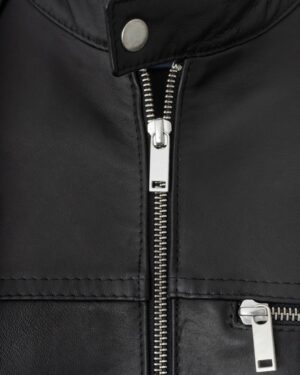 czarna kurtka skórzana męska z metalowym zamkiem i dodatkowymi kieszeniami na zamek