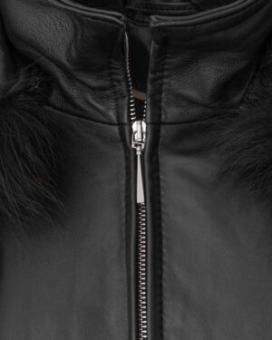 Kurtka skórzana damska w kolorze czarnym z futrzanym kołnierzem i metalowym zamkiem błyskawicznym