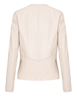 Kurtka skórzana damska w jasnym odcieniu, dopasowany krój z wyraźnymi szwami i długimi rękawami