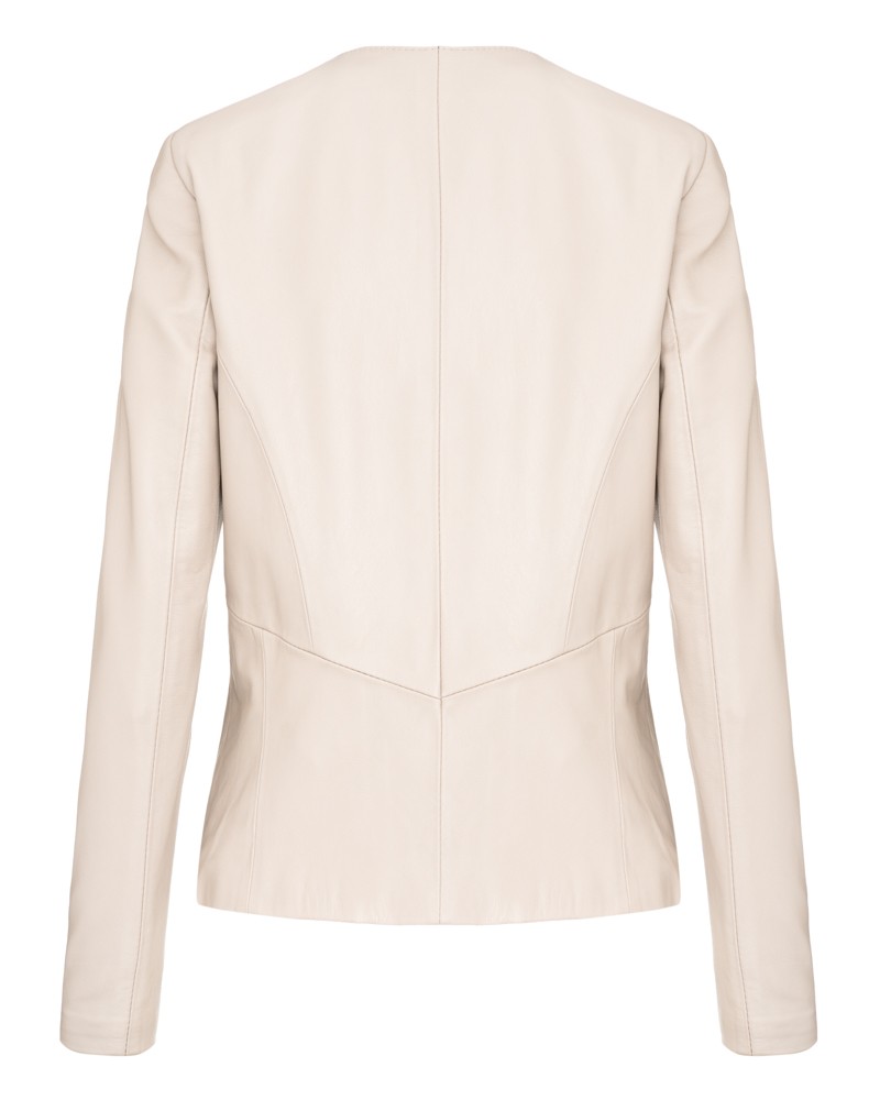 Kurtka skórzana damska w jasnym odcieniu, dopasowany krój z wyraźnymi szwami i długimi rękawami