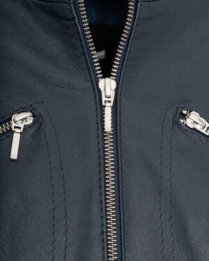 Kurtka skórzana damska w ciemnoniebieskim kolorze z zamkiem błyskawicznym i kieszeniami na zamek