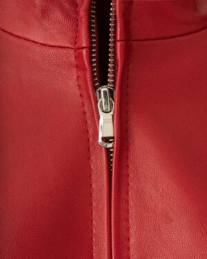 kurtka skórzana damska w intensywnym czerwonym kolorze z metalowym zamkiem błyskawicznym