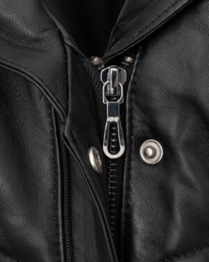 Płaszcz skórzany damski w kolorze czarnym z metalowym zamkiem i ozdobnymi guzikami na klapie