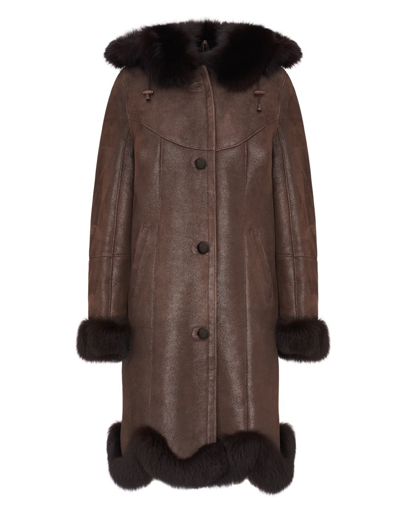 Kożuch damski w brązowym kolorze z futrzanym kołnierzem i mankietami, zapinany na guziki